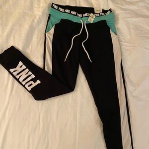 NWT☀️NEW🌟VS Pink leggings with pockets size MED